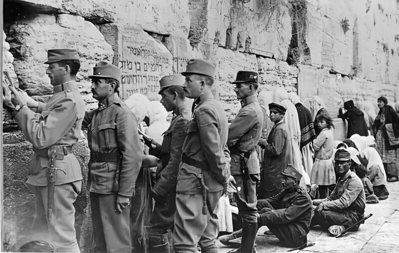 Еврейские солдаты австро-венгерской армии молятся у Западной стены в Иерусалиме, 1915 год