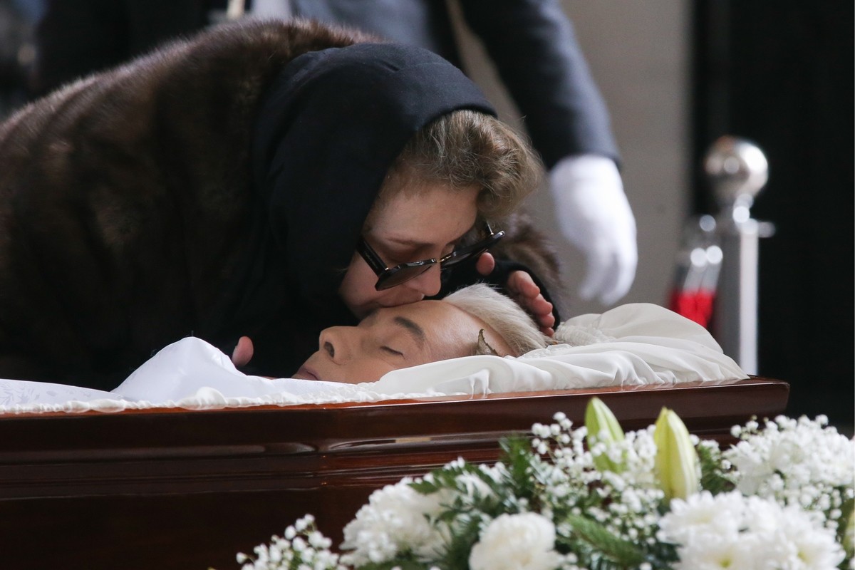 Женщина похоронившая мужей. Могила Игоря Малашенко. Малашенко прощание.