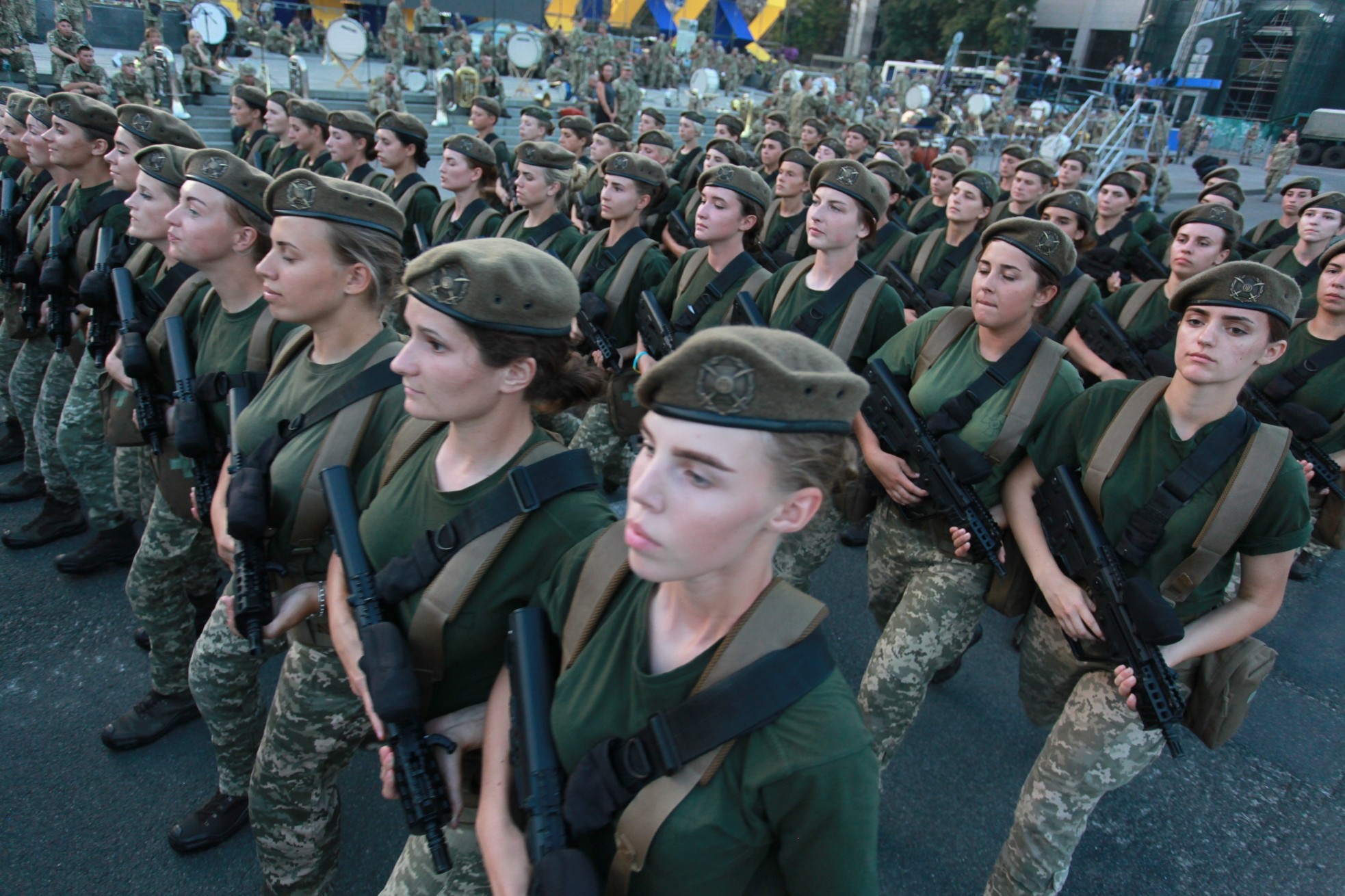 Украина девушки военные. Женщины в украинской армии. Женщины солдаты Украины. Украинки в армии. Женская армия.