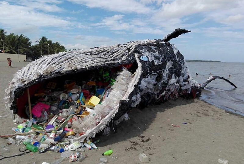 «Проблема размером с кита»  - скульптура филиппинского Greenpeace из мусора и пластиковых отходов, 2017 год