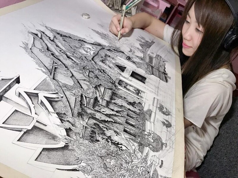 Японка создает сложные и удивительно детальные рисунки