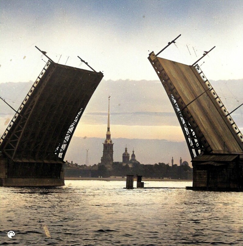 Разведенные пролеты Дворцового моста, 1971 год.