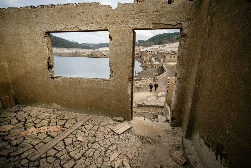 Фото затопленной деревни, которая выглянула из-под воды во время засухи