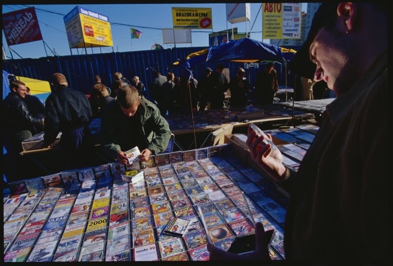 Фотографии с рынков, которые вернут вас в 2000-е