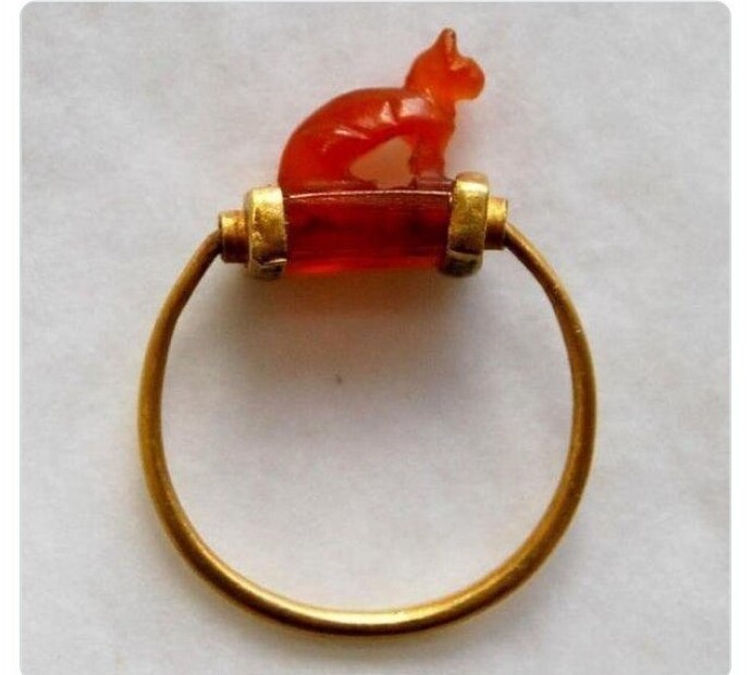 Этому кольцу, посвященному богине Бас, 2700 лет. Оно родом из Древнего Египта
