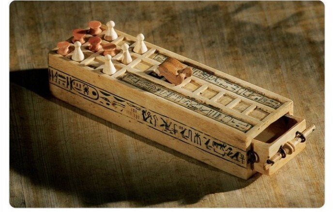 Настольная игра, возраст которой - 3000 лет. Она принадлежала Тутанхамону