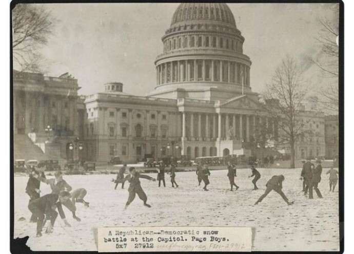 Политические дебаты: республиканцы и демократы играют в снежки возле Капитолия, 1921 год
