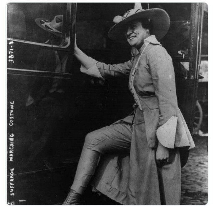 Суфражистка гордо демонстрирует брюки, 1916 год