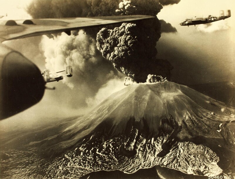 Везувий извергается в 1944 году, тот же вулкан, который разрушил город Помпеи в 79 году нашей эры