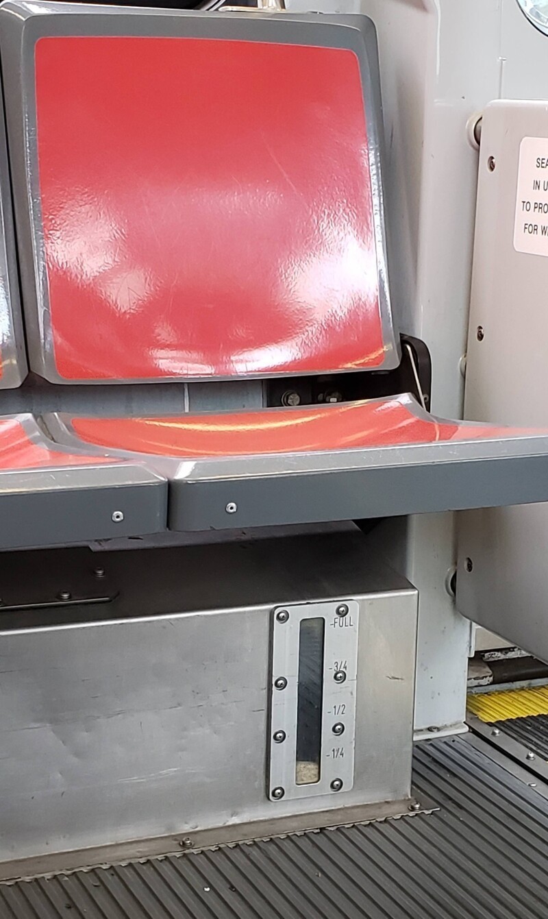 Под сиденьем в поезде метро увидел коробку с опилками