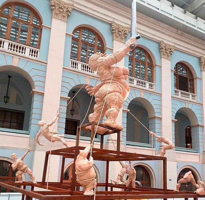 «Страшная бабища»: депутатов и сенаторов возмутила пародия на скульптуру на выставке в Москве