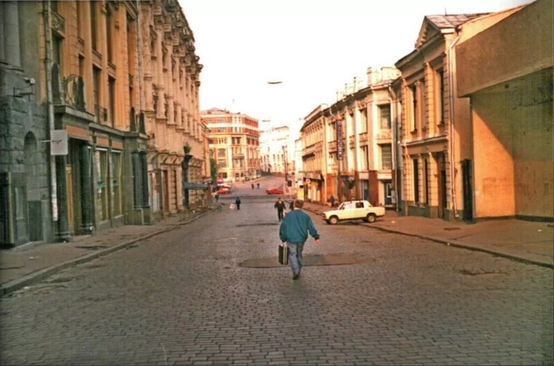 2. Утро 1995 года на Кузнецком. Всего через 10 лет этот уютный и просторный город станет тесным