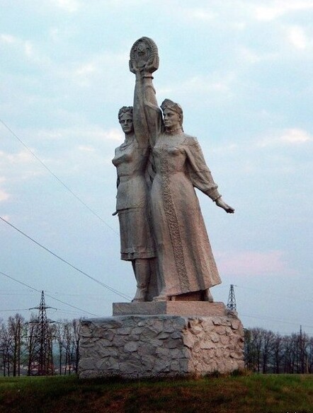 Памятник Дружбе Украины и России, г. Сумы, Украина (частично снесен и переделан)