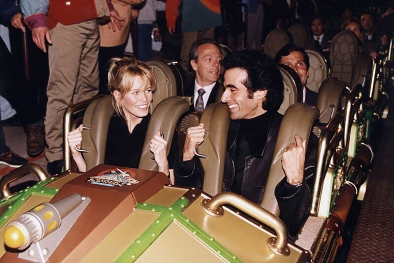 Клаудия Шиффер и Дэвид Копперфильд на открытии Space Mountain в парижском Диснейленде. 1995 год