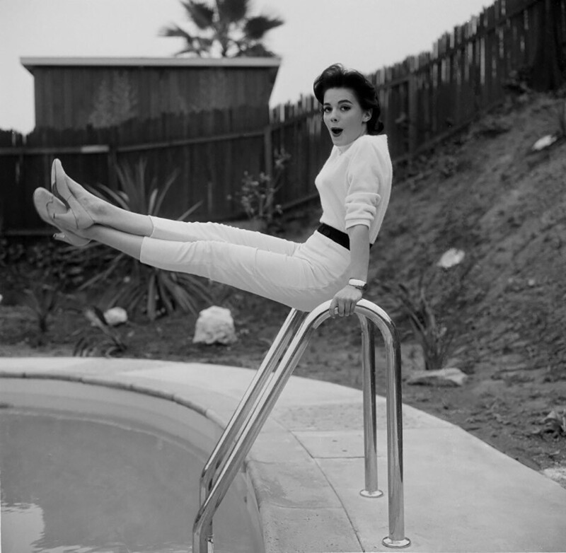 Натали Вуд у бассейна в своем доме в Лос-Анджелесе, 1957 год