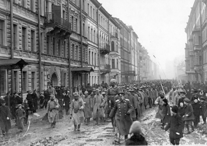 Колонна пленных немцев в Петрограде. Российская империя, 1914 год