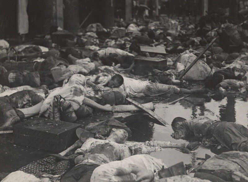 Мирные жители погибшие в результате налета японской авиации на Шанхай. Китай, 1937 год