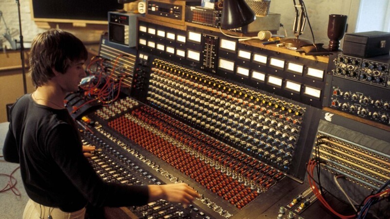 "Мастер тысячи наложений" - Mike Oldfield. Во время работы над альбомом "Ommadawn" .Фото 1975 года