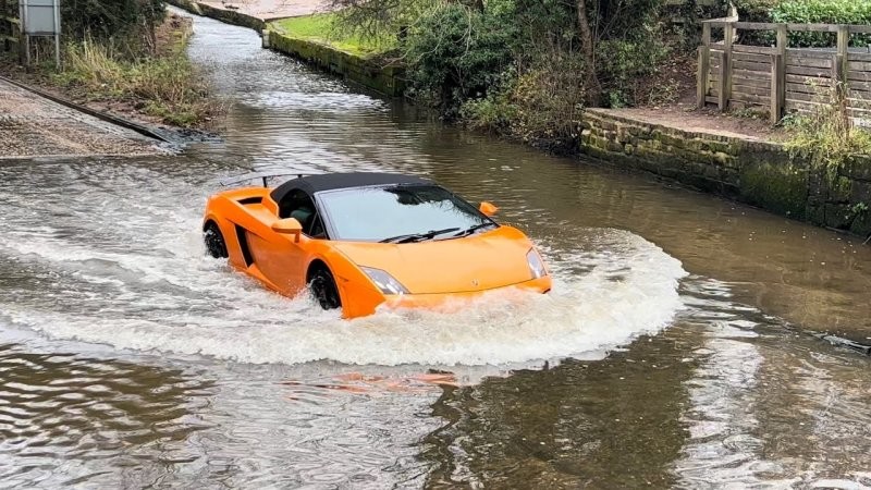 101 гидроудар: городок в Великобритании стал популярным из-за автомобилей, бороздящих глубокие воды