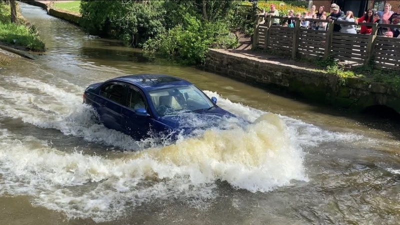 101 гидроудар: городок в Великобритании стал популярным из-за автомобилей, бороздящих глубокие воды