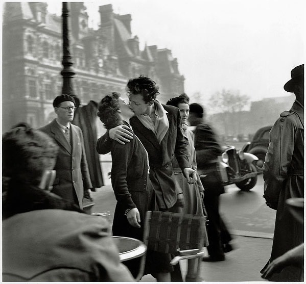 41. Поцелуй у отеля De Ville. Фото Робера Дуано, 1950 год