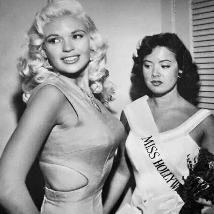 42. Джейн Мэнсфилд позирует с победительницей конкурса Мисс Голливуд 1957 года