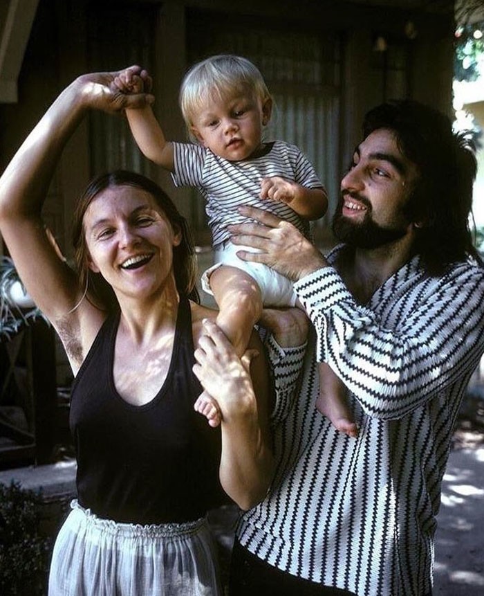 29. Леонардо ДиКаприо с родителями в 1976 году