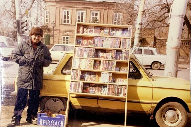 «Торрент нашего детства», Мужчина продаёт фильмы на видеокассетах VHS. Таганрог, 1990-е годы