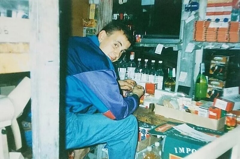 Продавец в круглосуточном ларьке, 1990-е годы