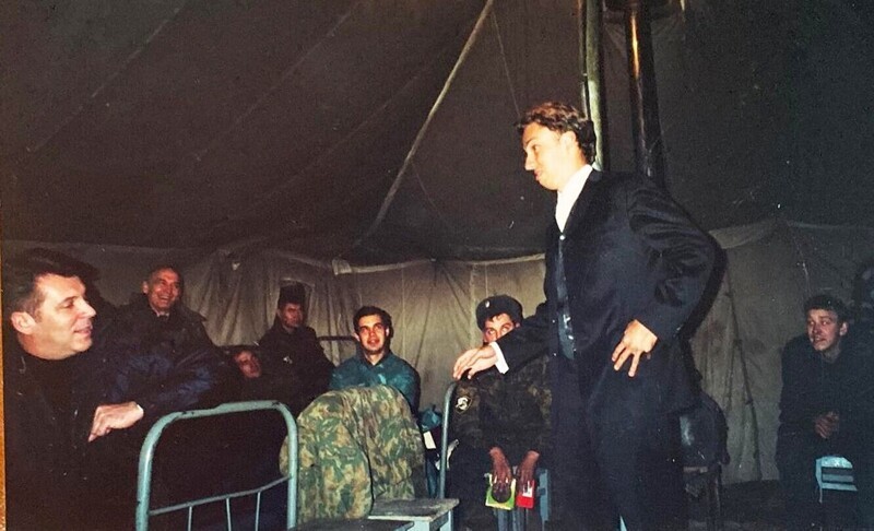 Максим Галкин посещает раненых солдат в Чечне. Вторая чеченская кампания, 2000 год