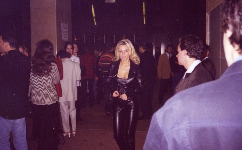 Ирина Салтыкова за кулисами конкурса «Песня-98» (Песня года). Москва, концертный зал гостиницы «Космос», 1998 год
