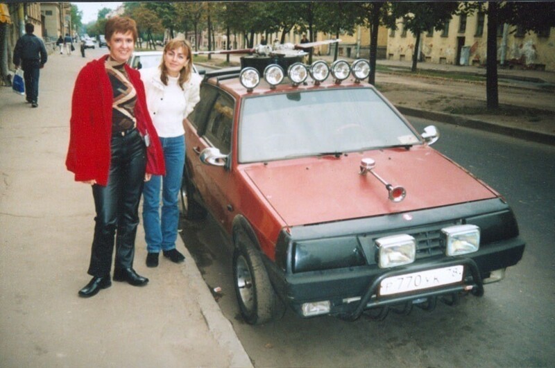 Тюнинг из 90-х. Дамы возле "восьмёрки" с пропеллером на крыше. Санкт-Петербург, середина 1990-х