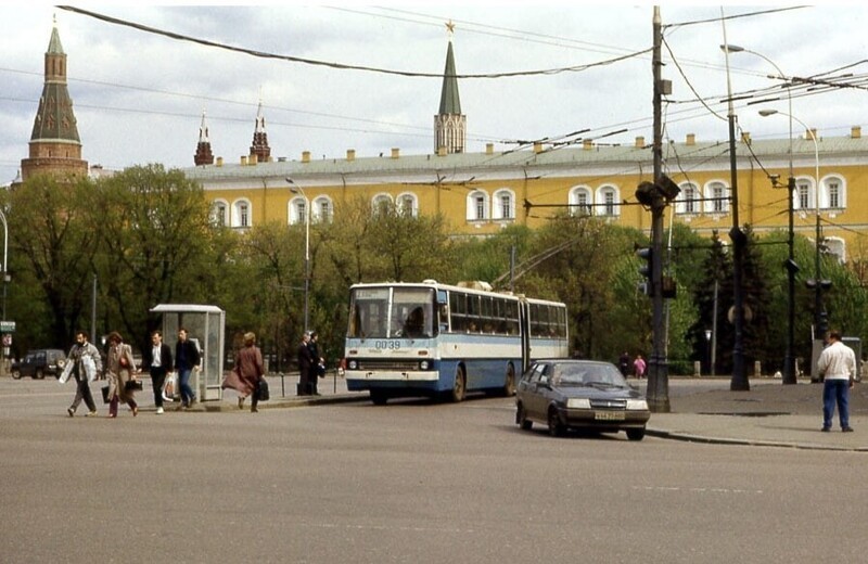 Москва в 1992 году.  По Манежной площади ездят троллейбусы