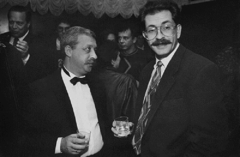 Леонид Якубович и Владислав Листьев на открытии итальянского магазина-кафе. Москва, октябрь 1992 года