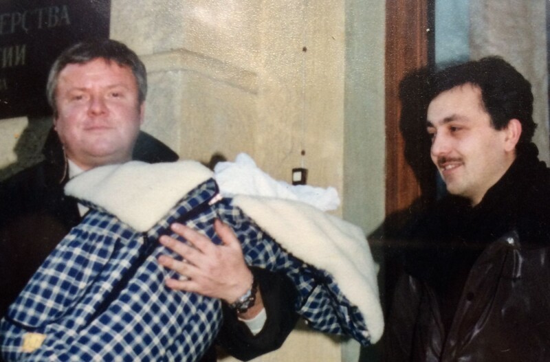 Довольный отец Сергей Супонев со своей новорожденной дочкой, 2000 год
