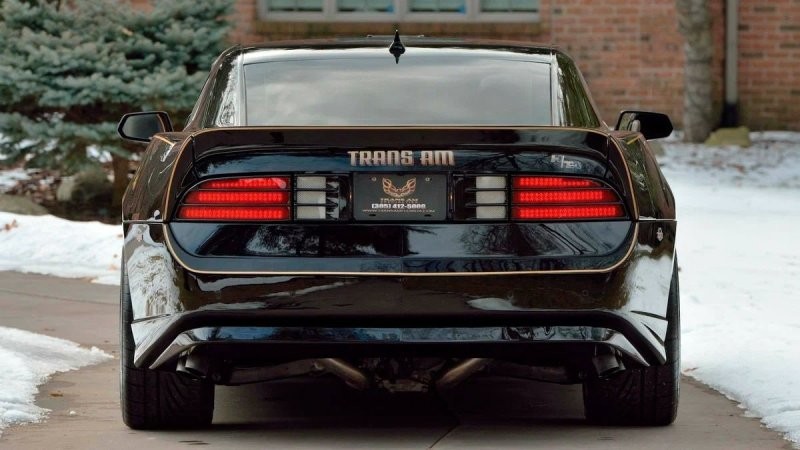 Chevrolet Camaro переделанный в Pontiac Trans Am «Смоки и Бандит»