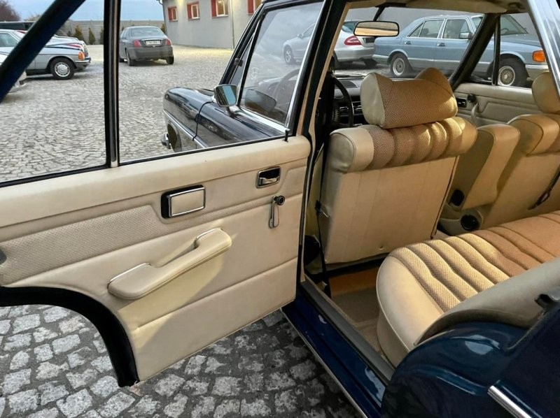 Этот 50-летний Mercedes W114 родом из тех времен, когда предполагалось, что автомобили должны служить вечно