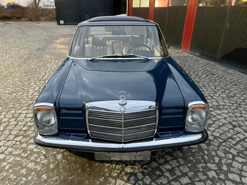 Этот 50-летний Mercedes W114 родом из тех времен, когда предполагалось, что автомобили должны служить вечно