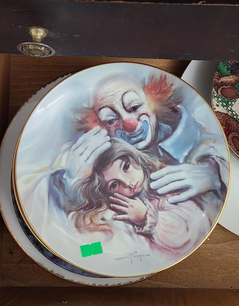 Эта жуткая тарелка с клоуном будет мне сниться