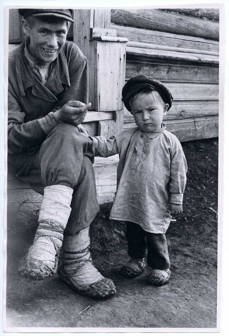 Лапти! Люди в берестяной обуви, сфотографированные с 1860 по... 1992 год