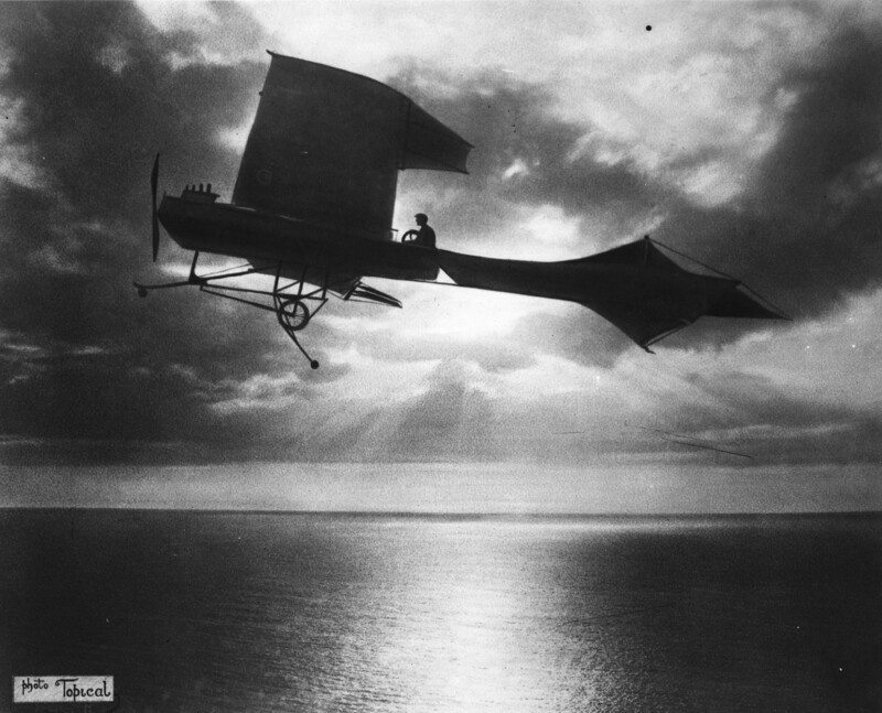 Французский лётчик Юбер Латам пытается первым перелететь Ла-Манш, 1909 год. Неудачно.