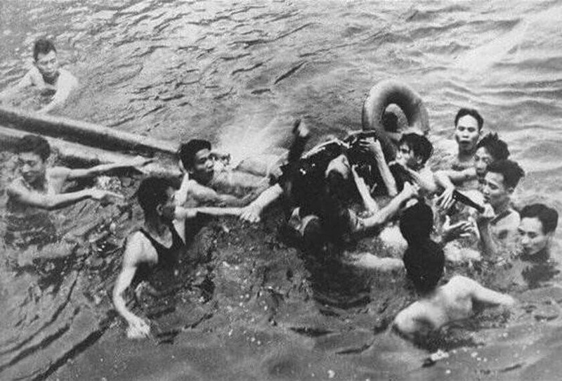 Вьетнамцы берут в плен американского летчика, катапультировавшегося из подбитого самолета, 1967 год