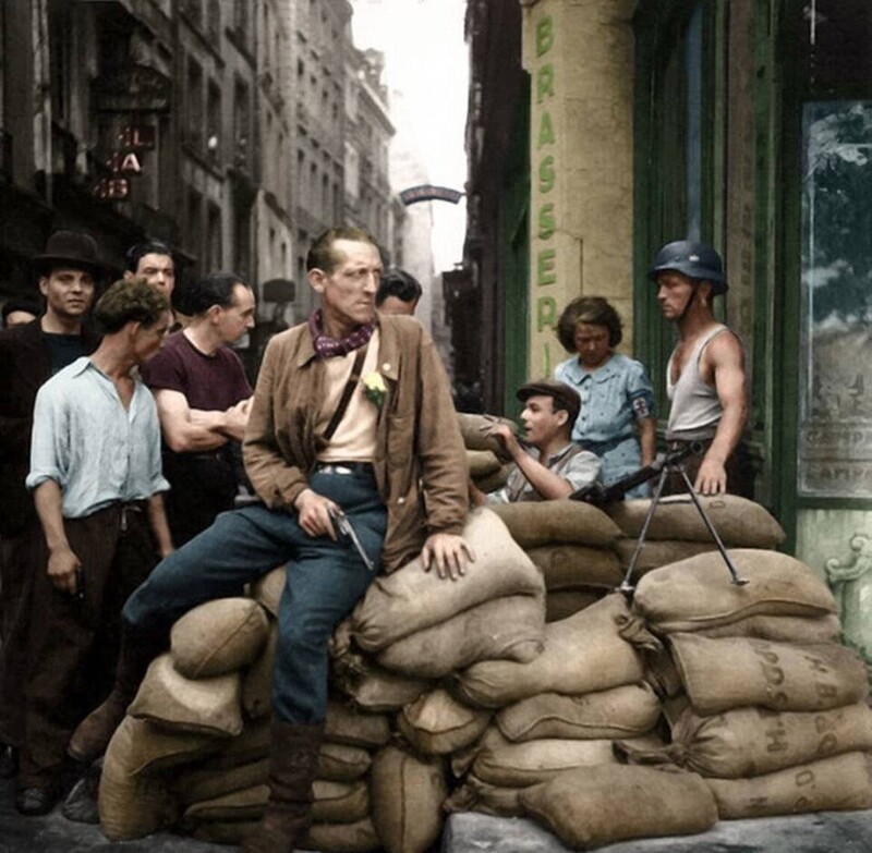 Французские бойцы Сопротивления человек на баррикаде в Париже, август 1944 год