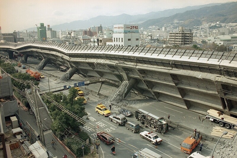 Шоссе Кобе - Осака опрокинуто набок в восточной части Кобе, Япония, после "Великого землетрясения Хансин".