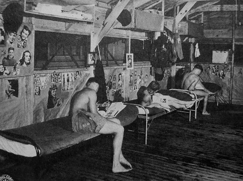 Немецкие военнопленные за чтением в бараке лагеря в Кэмп-Блэндинге (Camp Blanding) во Флориде, июнь 1943 год