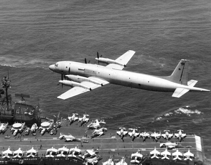 Советский противолодочный самолёт средней дальности Ил-38 (из состава 77-го ОПЛАП ДД, ВВС ТОФ, взлетевшего с аэродрома Аден в Йемене), проходит над авианосной группой ВМС США, возглавляемой авианосцем Midway (CV-41); в Персидском заливе 18 мая 1979 г