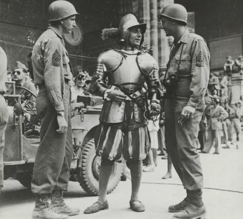 Американские солдаты разговаривают со швейцарским гвардейцем из охраны Ватикана; июнь 1944-го года