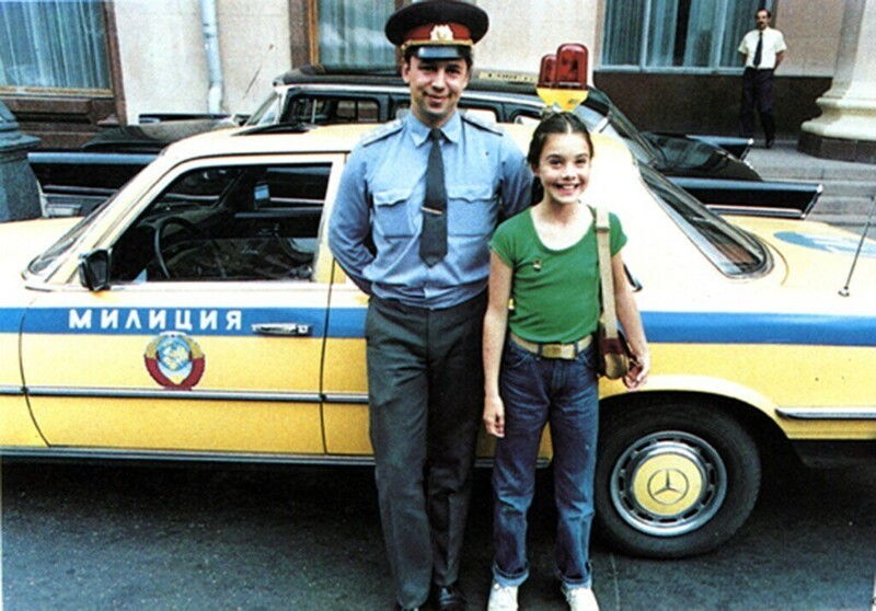 Американская школьница Саманта Смит с милиционером. Москва, 1983 год