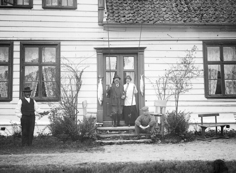 Рыбак и его жена с уловом. Норвегия , 1915 год