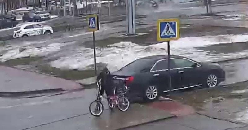 Веломститель из Татарстана: мужчина специально поцарапал авто водителю, закрывшему проезд